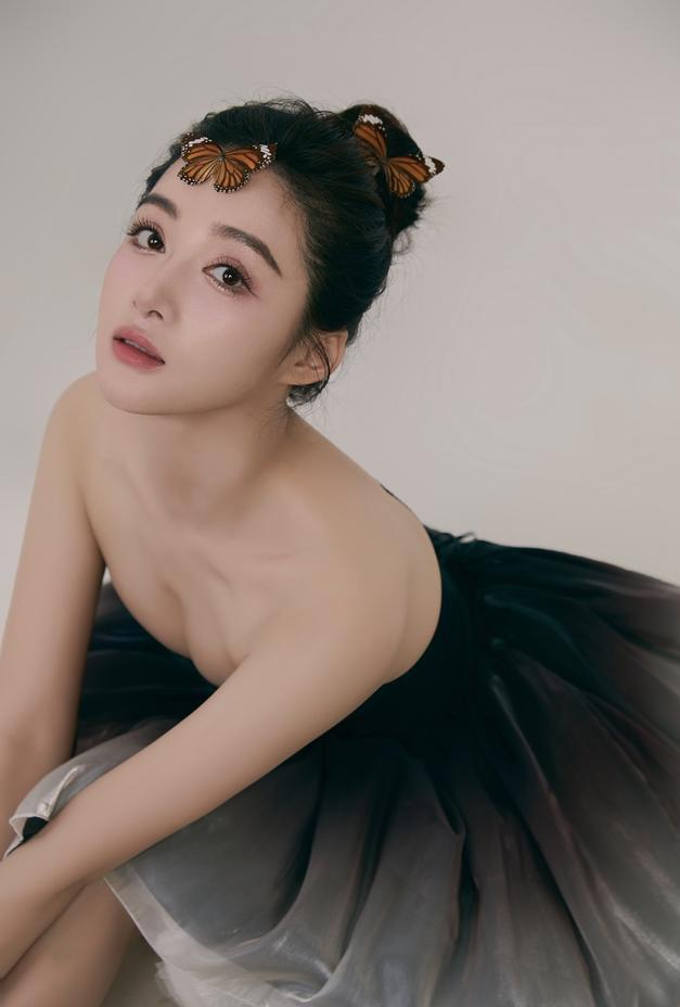 孙嘉璐可是自幼学习芭蕾舞的,那曼妙的身姿可是她最拿手的绝活.