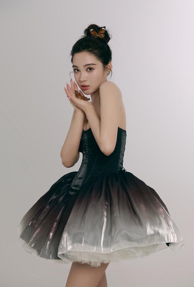 孙嘉璐可是自幼学习芭蕾舞的,那曼妙的身姿可是她最拿手的绝活.