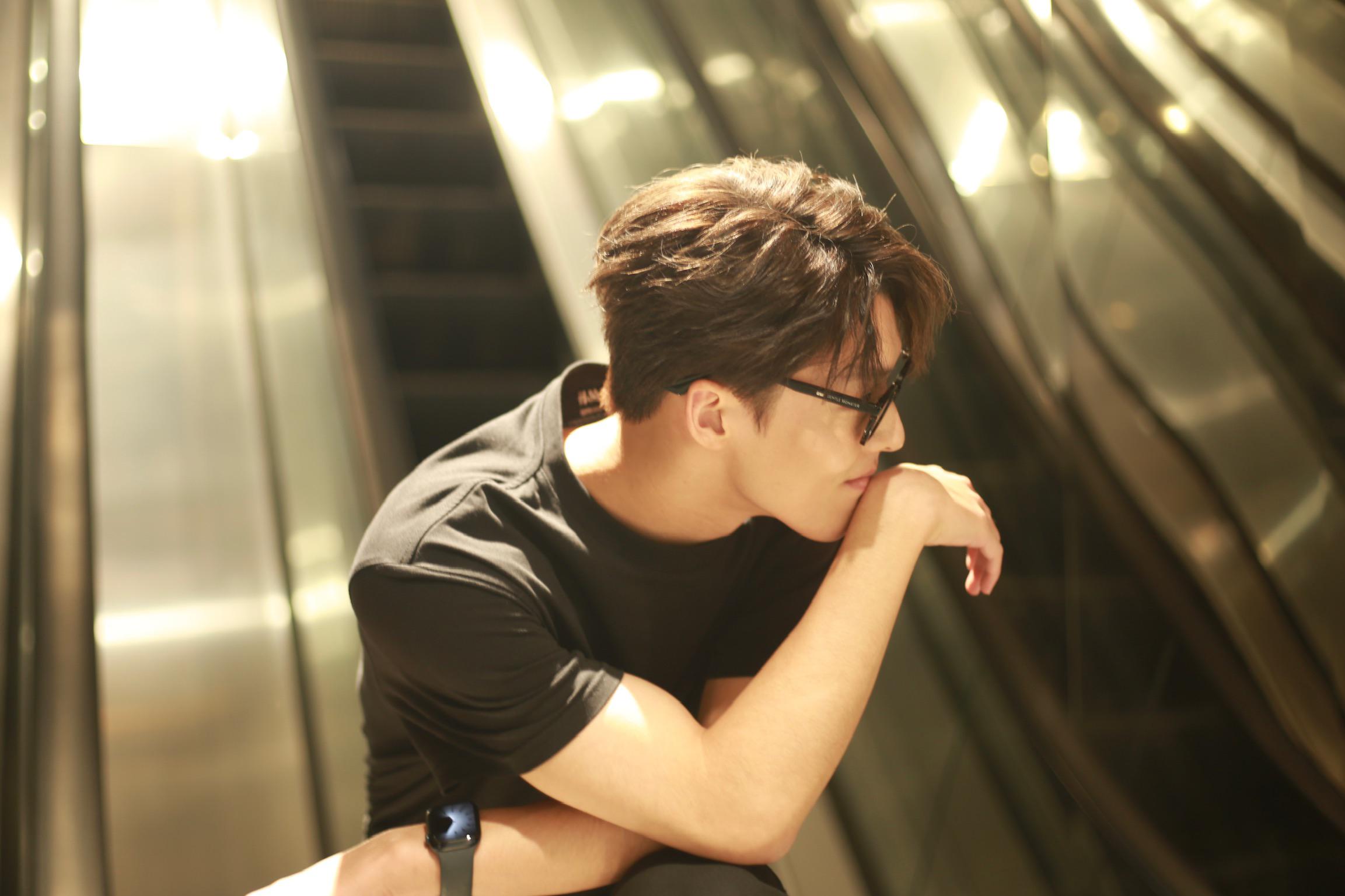 张宇熙生活照:低调帅气 新生代演员张宇熙日常生活中的照片展示了不一