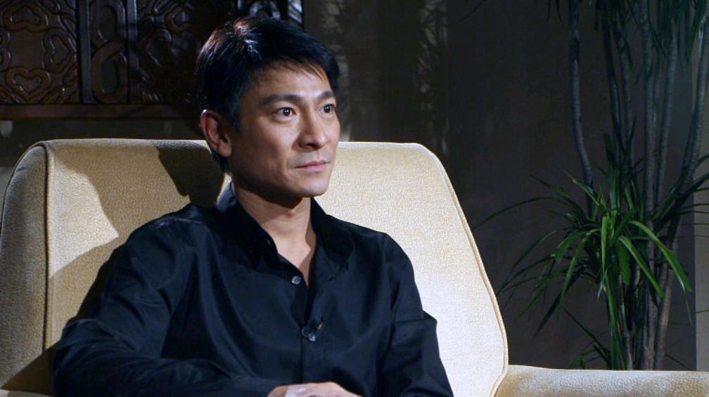 刘德华因口误下跪道歉 1993年的义演活动中,刘德华将北京说成了台北