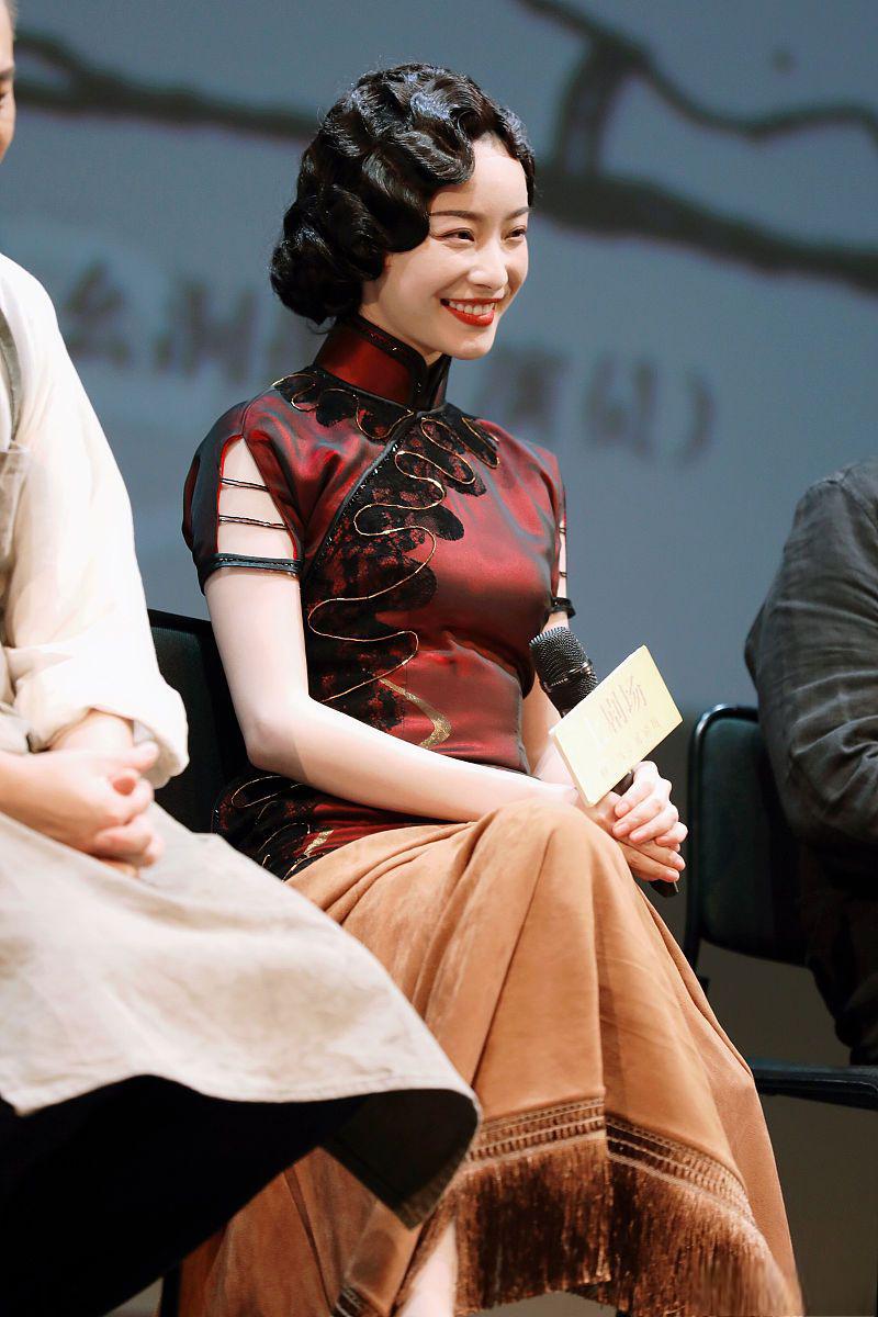 宋轶穿旗袍:传统与现代的结合 明星宋轶穿上旗袍,展现了中国传统服饰