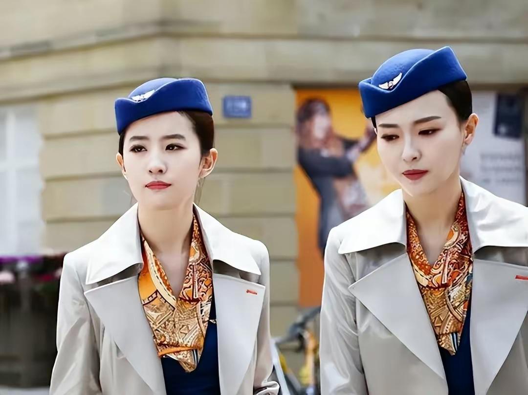 唐嫣晒照为刘亦菲庆生 唐嫣在社交平台上为好友刘亦菲庆生,晒出两人的