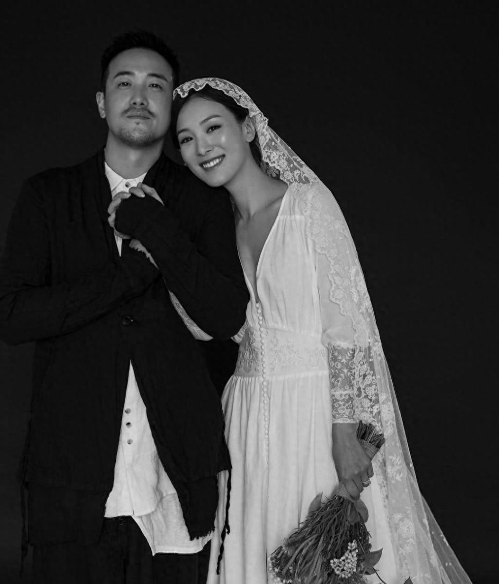 曾志伟的儿子曾国祥和妻子王敏奕结婚已经四年,两人感情甜蜜,但去年