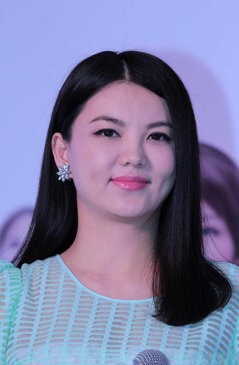 无论是真实的退休,还是背后的炒作,李湘都用她的离开让人们