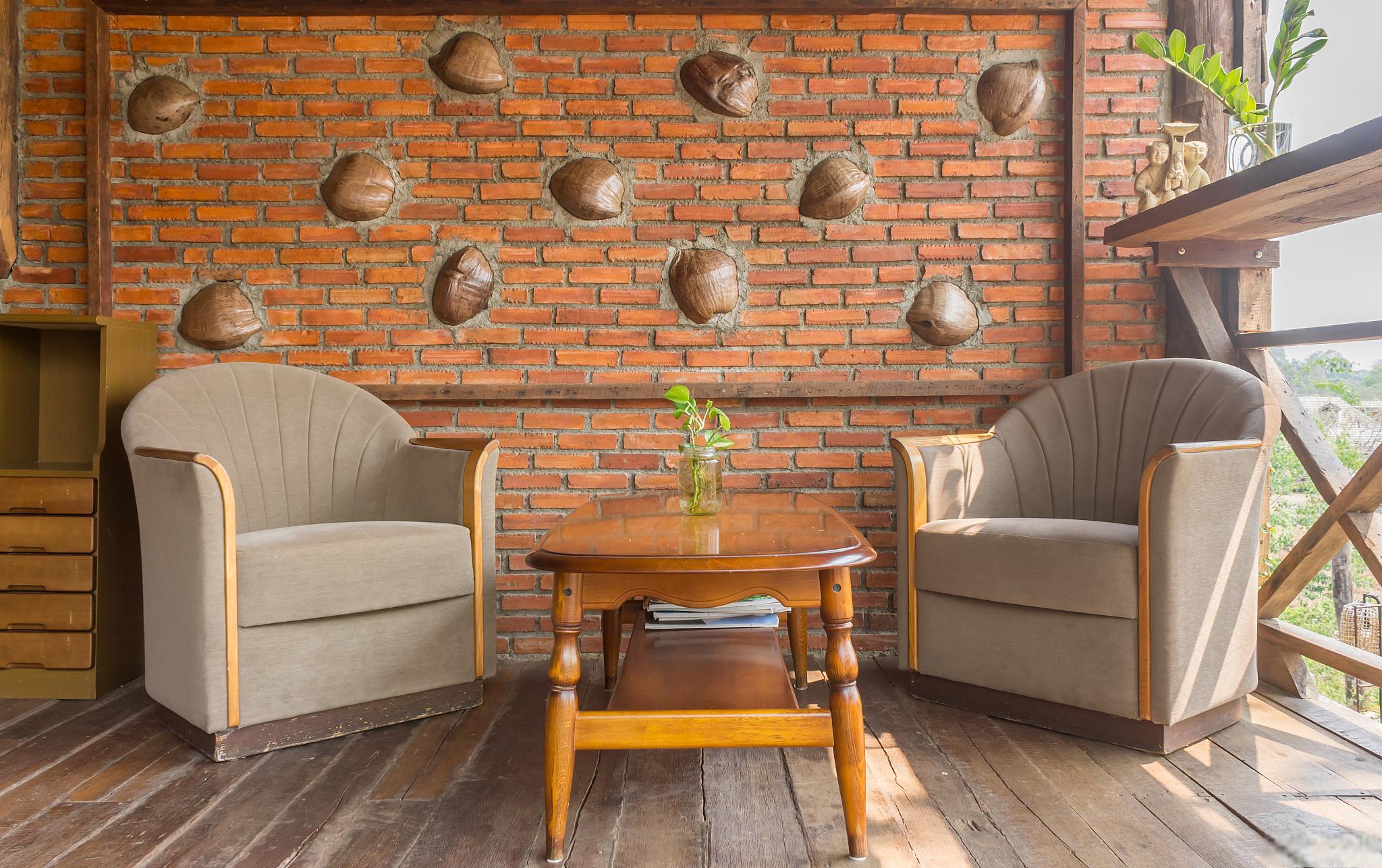 墙面抹灰,而是希望保留其天然的美观,以下是几种装饰红砖墙面的方法