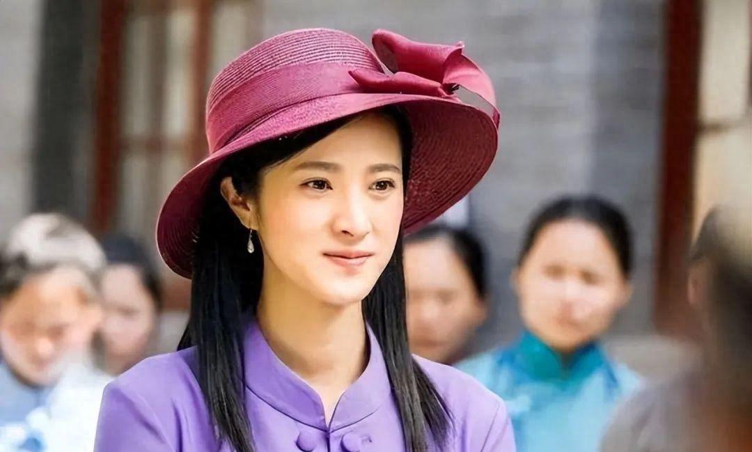 靳东的初恋女友隋俊波 靳东的初恋女友隋俊波,如今44岁,嫁给了一位