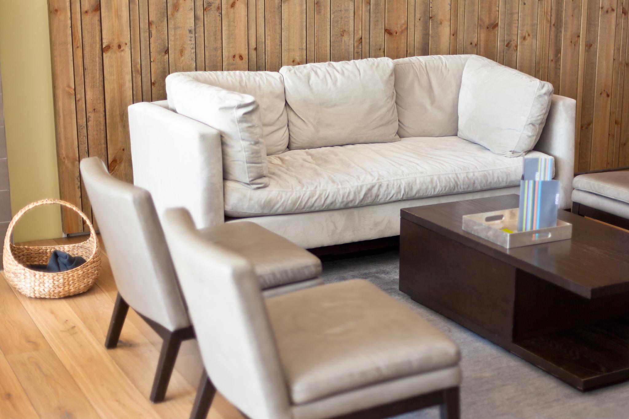 沙发有多种不同的材质,以下是一些常见的沙发材质 09布艺沙发 布艺