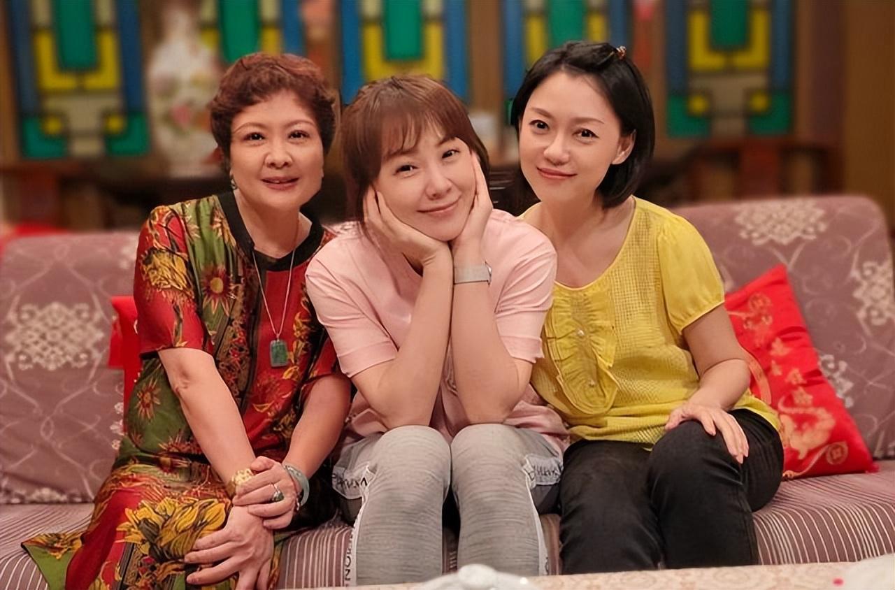 三嫂黄菲的幸福生活 三嫂黄菲定居北京,住带有院子的房子,过得很幸福.