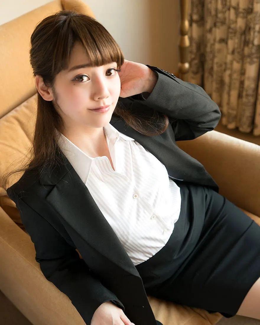 水菜丽:绝对硬核的作品 水菜丽是平成时代第一抖m女神,她的硬核风格