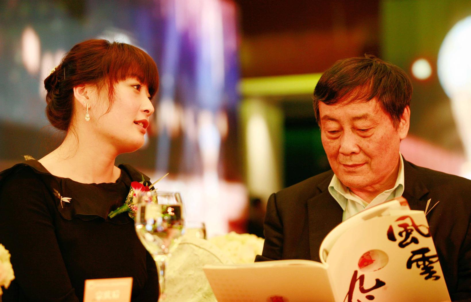 宗馥莉:自己开工厂年入百亿 宗馥莉自己主导的宏胜饮料,目前已经做到