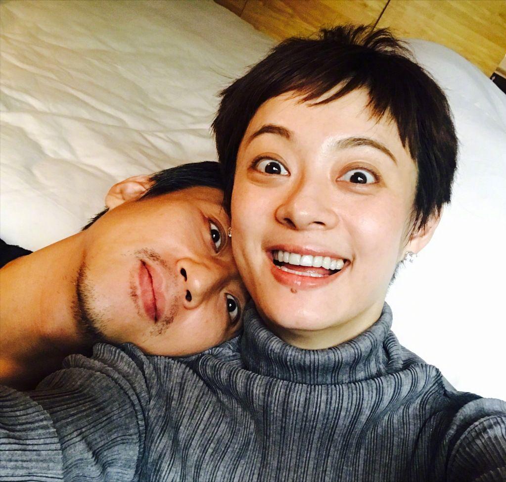 邓超:宠妻男的形象 邓超捡石头的癖好是真实的,他为了让老婆孙俪在家