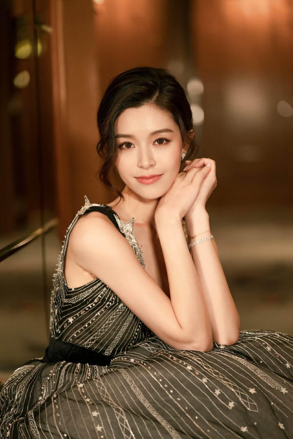 文咏珊:肤白貌美身材火辣 文咏珊,香港娱乐圈的新星,肤白貌美,身材