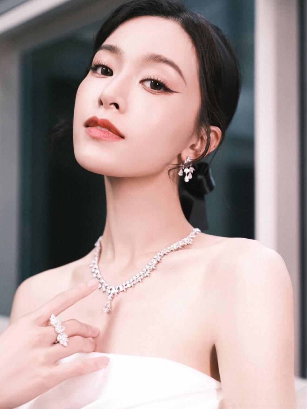 文咏珊:肤白貌美身材火辣 文咏珊,香港娱乐圈的新星,肤白貌美,身材