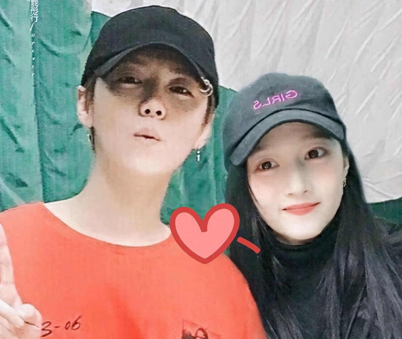 鹿晗关晓彤日本街头甜蜜逛街 鹿晗关晓彤在日本涉谷的便利店被网友