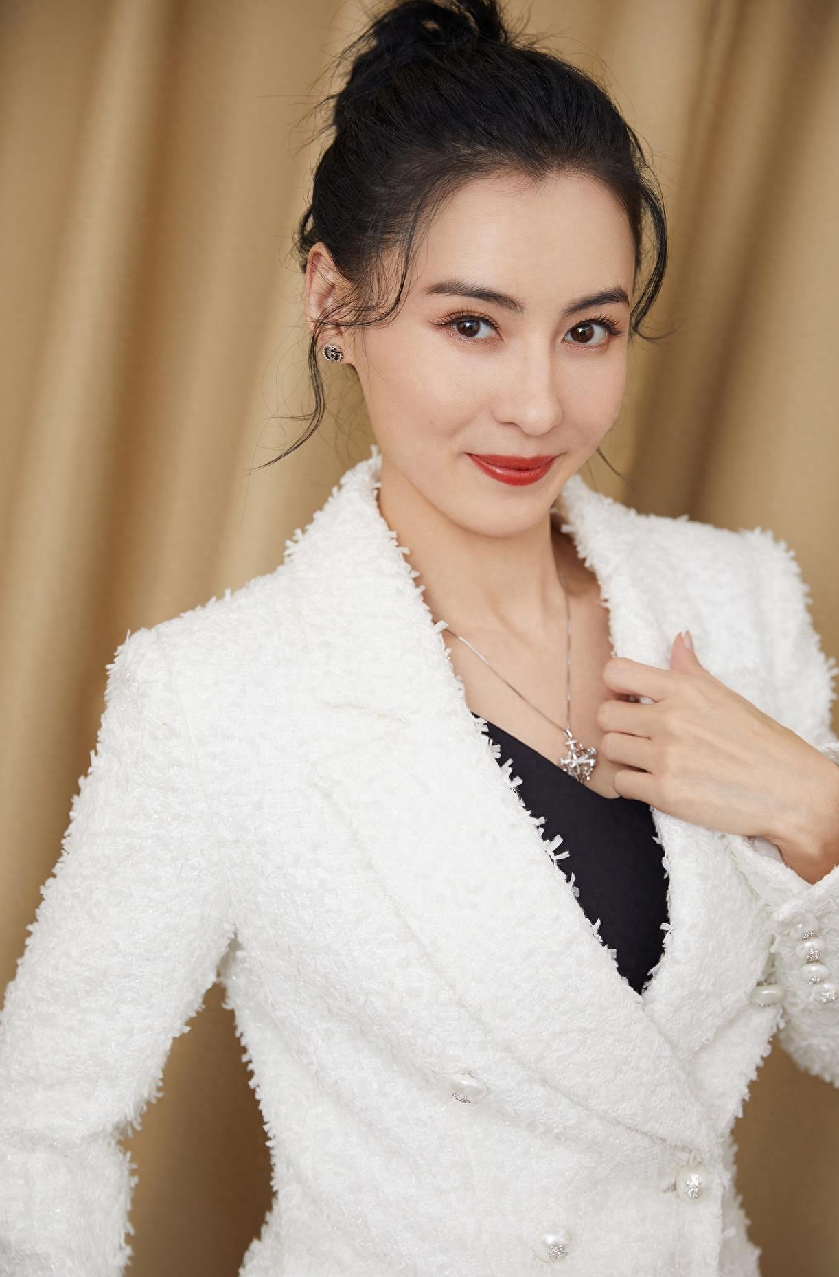 张柏芝:坚持自我,追求幸福 张柏芝的人生经历过坎坷和挫折,但她从未