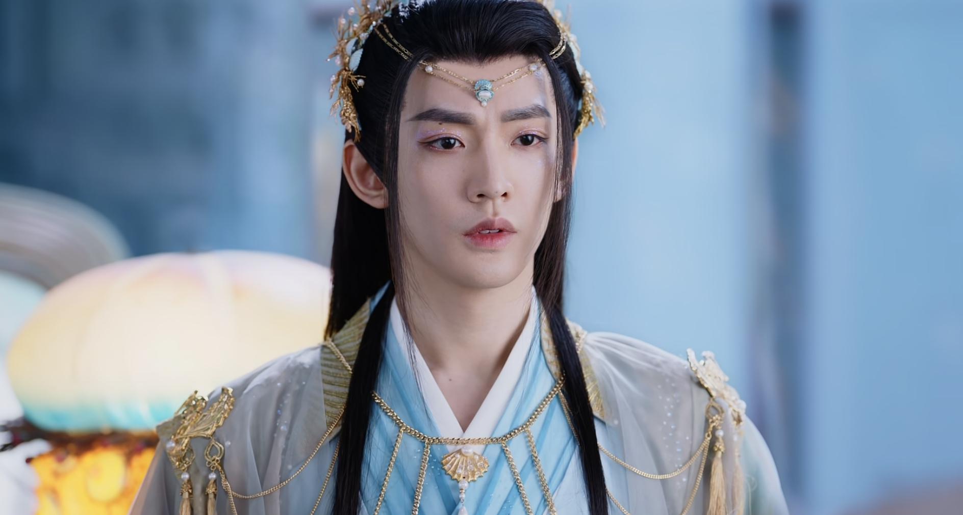 萧凛是《长月烬明》中的男二号,由邓为饰演.