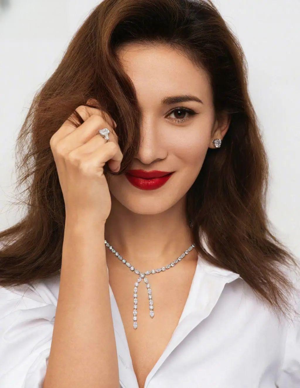 卢靖姗的穿衣风格 卢靖姗是一位混血女演员,她的穿衣风格不仅展现了她