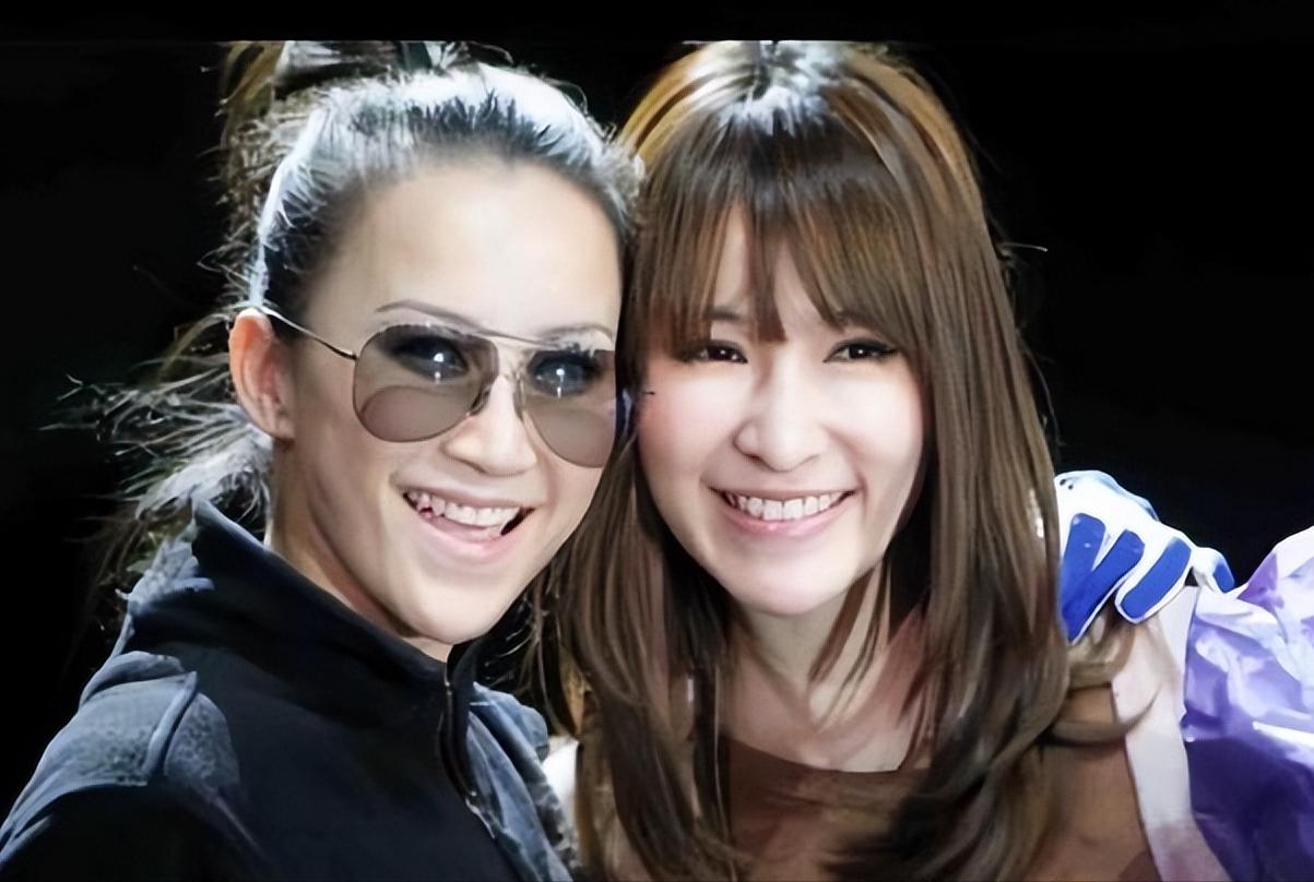 萧亚轩:情感受挫,病痛折磨 萧亚轩和李玟有太多相似之处,身体状况不佳