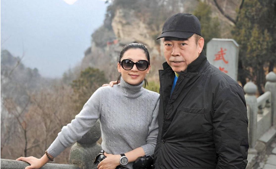 陈凯歌的感情生活可以说是一波三折,他曾经历过三次婚姻和多段恋情,每