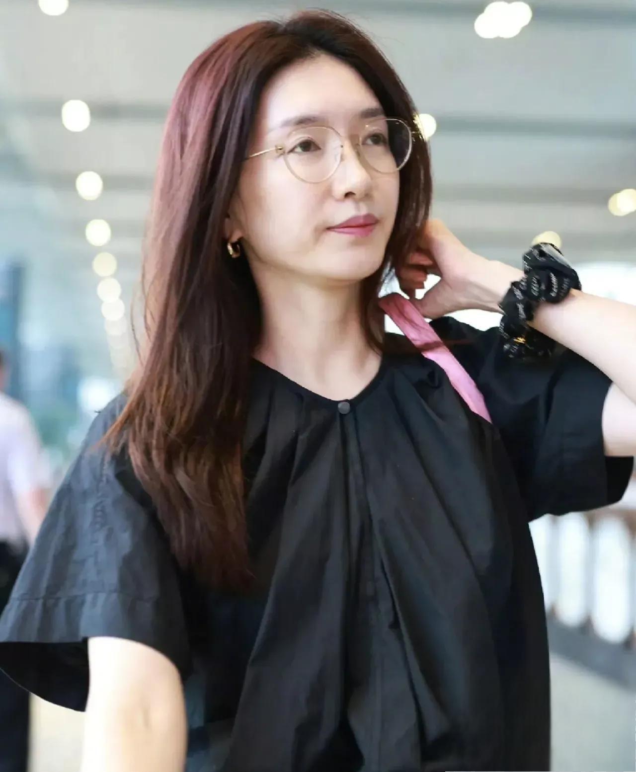 言行举止引争议 江疏影素颜照曝光,网友对她的真实年龄和形象产生了