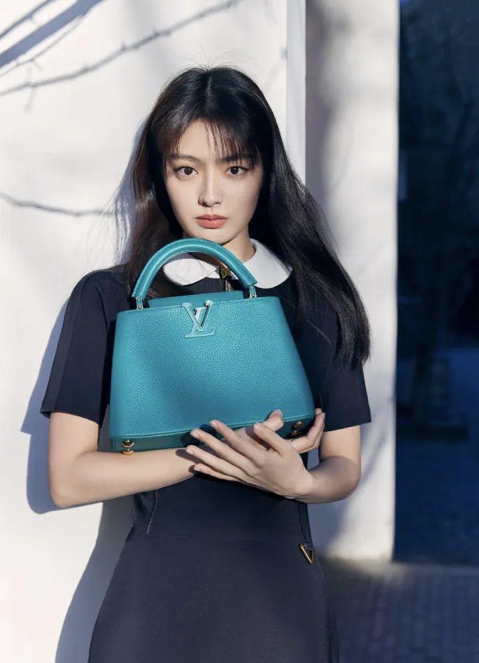 徐若晗:新生代演员的崛起 徐若晗,1998年出生,早在2018年被成龙发掘