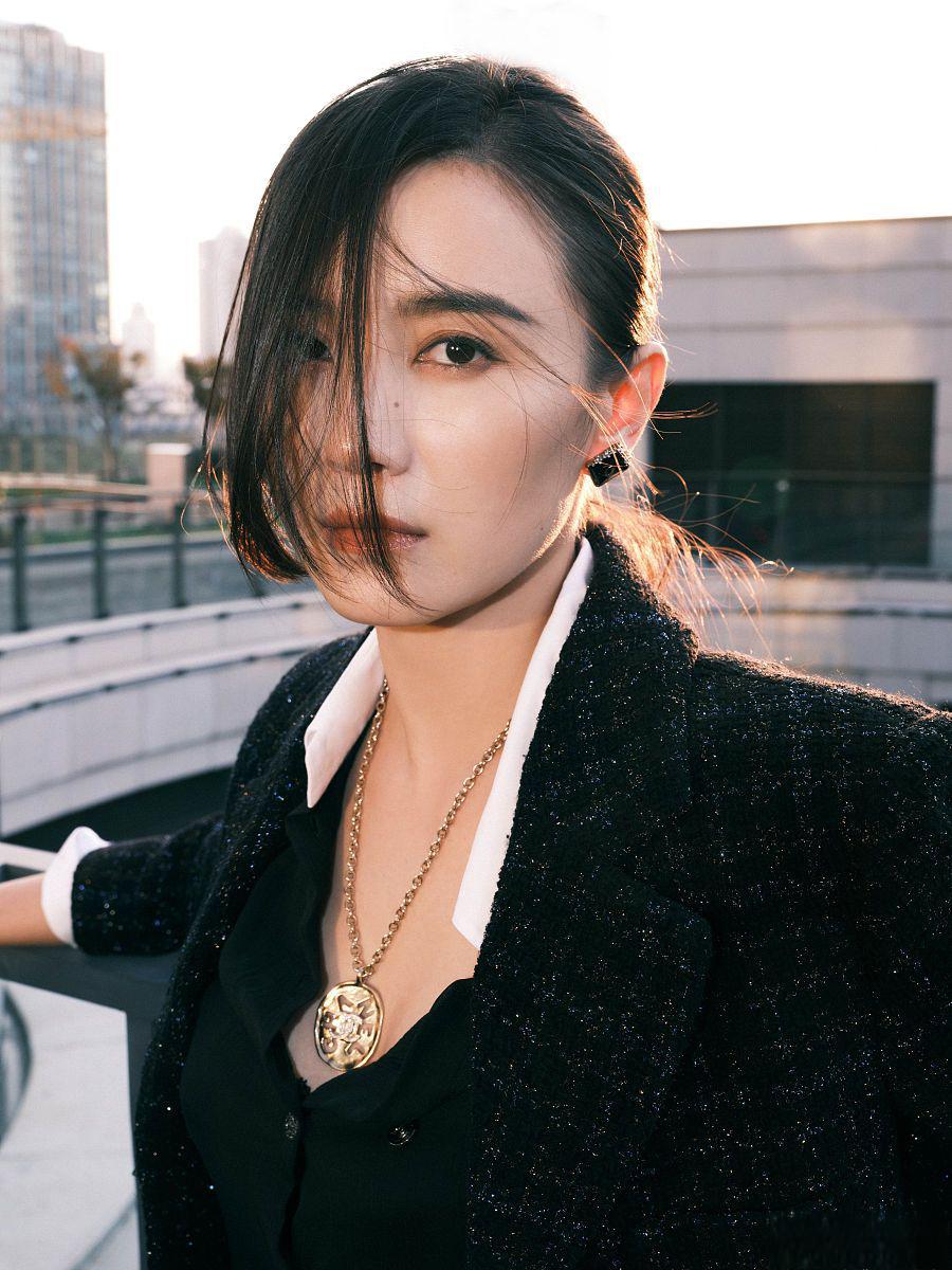 宋佳:43岁不结婚成人间清醒 宋佳是一位备受瞩目的女演员,她的演技