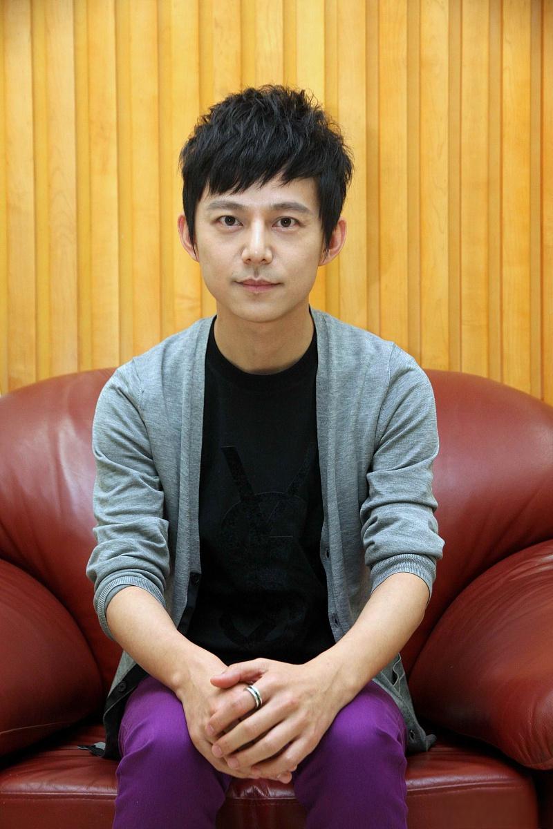 何炅:电视节目明星主持 何炅,一位家喻户晓的电视节目主持人,以其出色