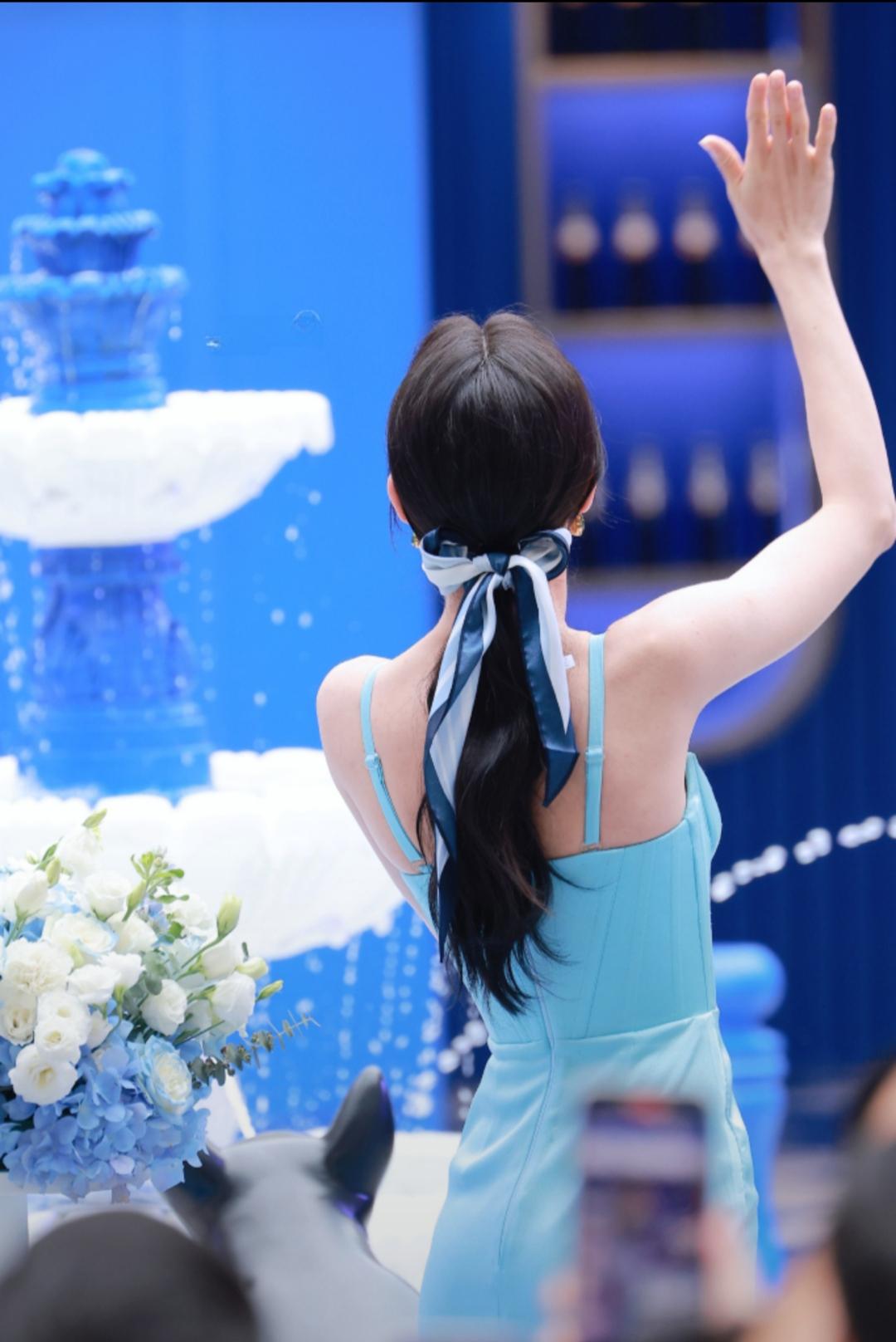 4位女星穿天蓝色裙子,赵露思不同寻常 天蓝色给人非常纯净美好的感觉