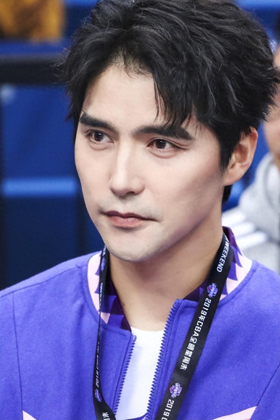 "音乐剧王子"阿云嘎:命比小说苦 阿云嘎,内蒙古男孩,3岁丧父,6岁丧母