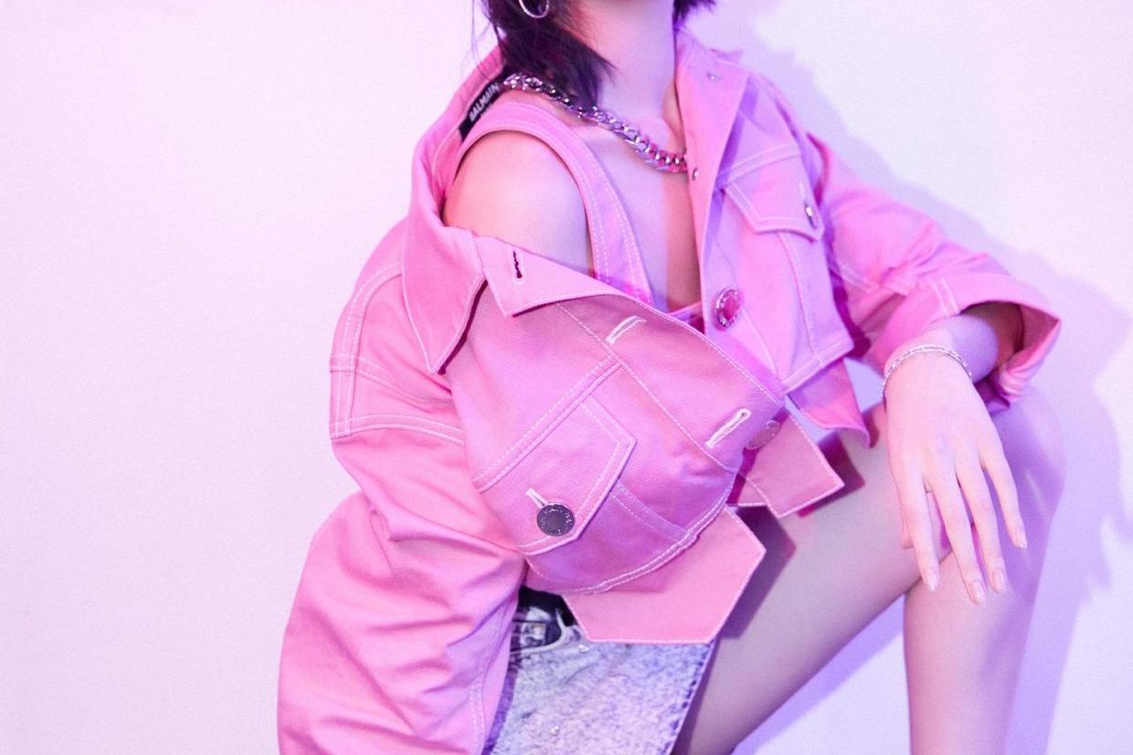 毛晓彤的甜辣穿搭 毛晓彤身穿粉色背心牛仔裤,展现了甜辣十足的魅力