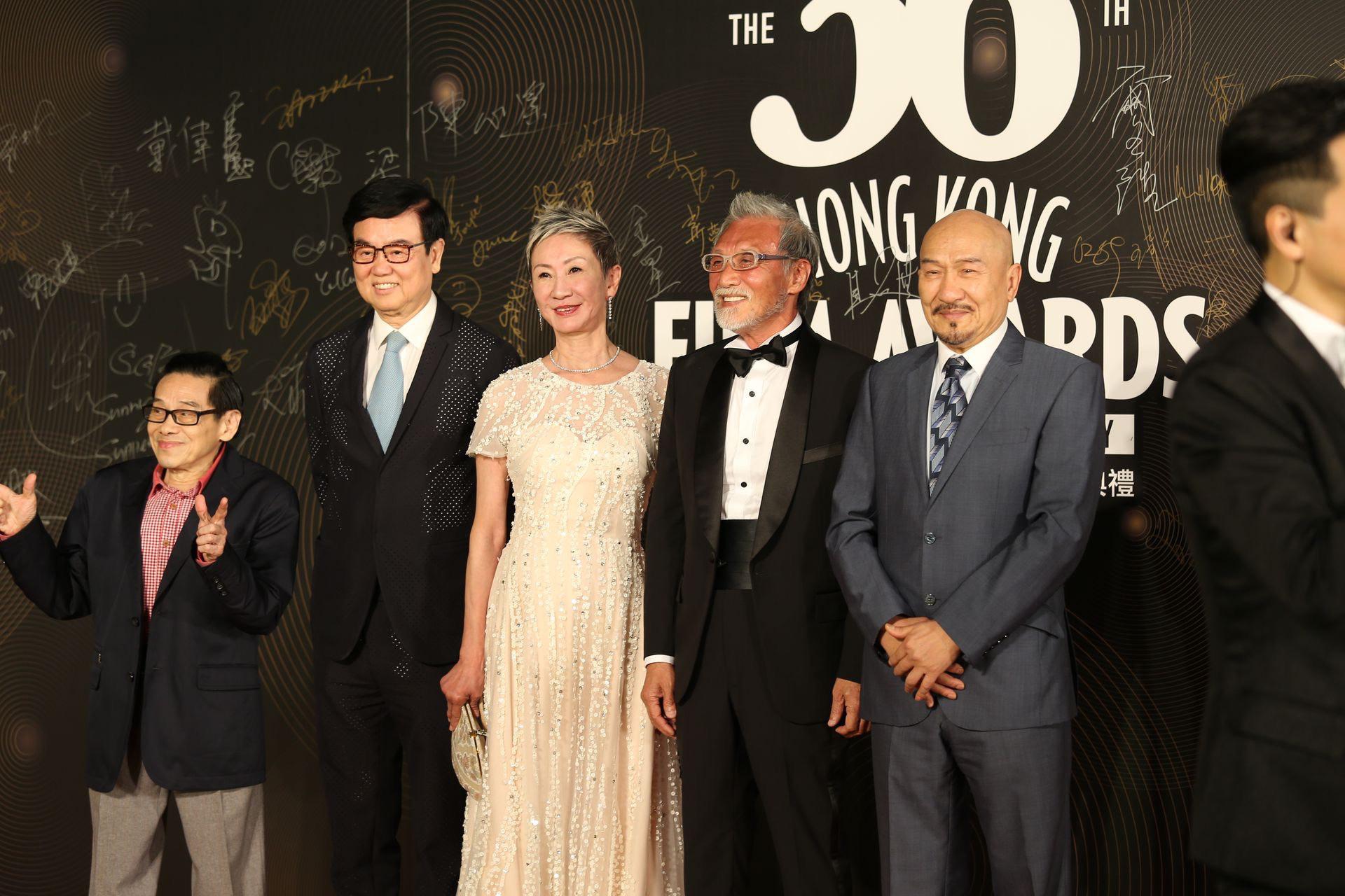 新艺城之友难得一聚 黄百鸣晒出新艺城之友的难得一聚的合照,当年的新