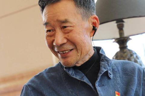 李雪健:勇敢面对生活的战士 李雪健是一位与鼻咽癌搏斗了21年的病人