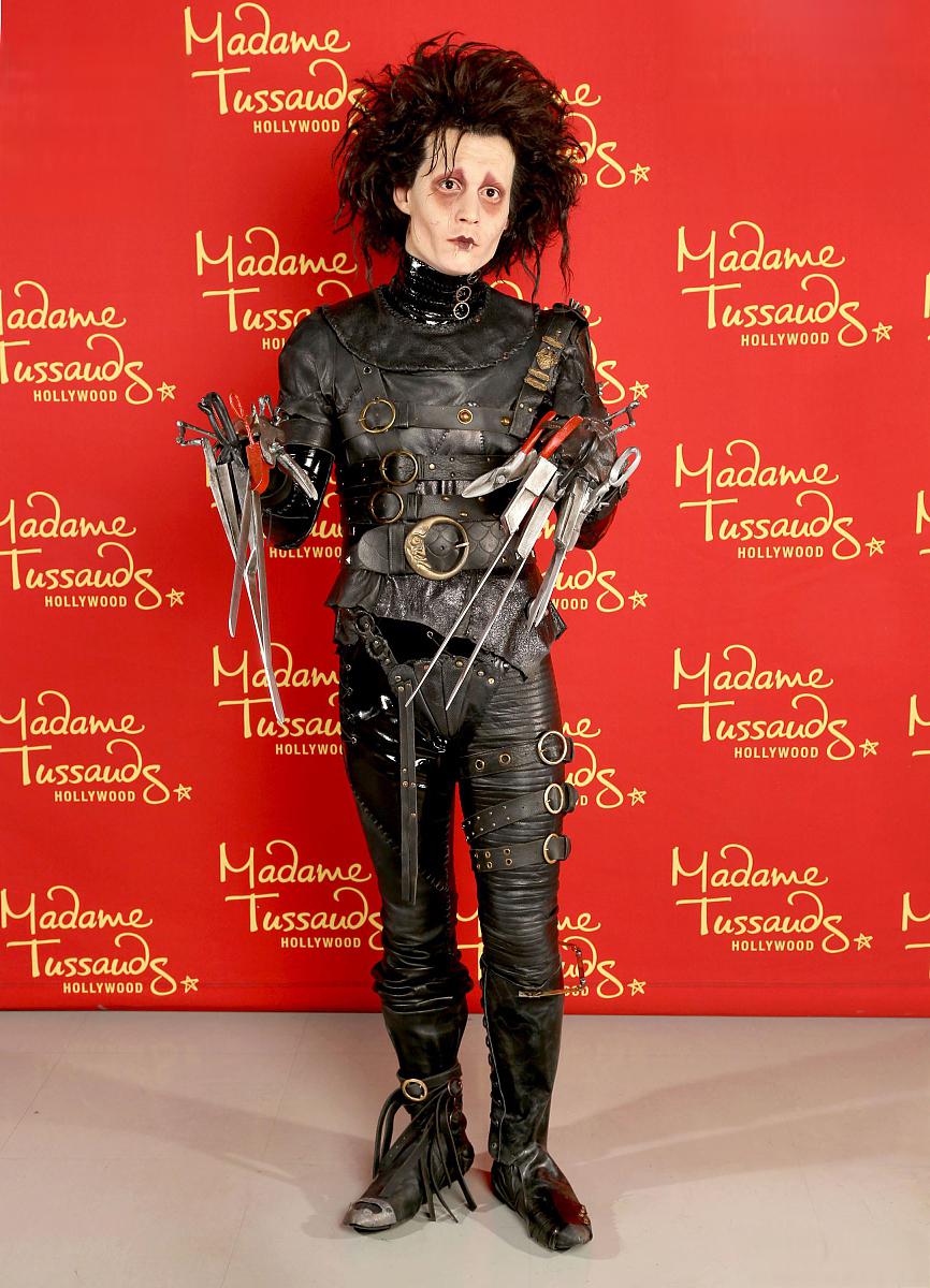 《剪刀手爱德华》:探讨人性孤独和生命常态 电影《剪刀手爱德华》以其