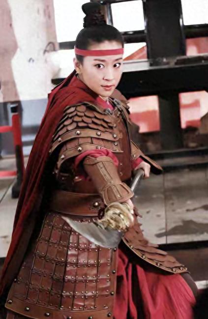 罗晋和苗圃的人生境遇 古装剧《鹤唳华亭》中,苗圃扮演穆桂英一角,这