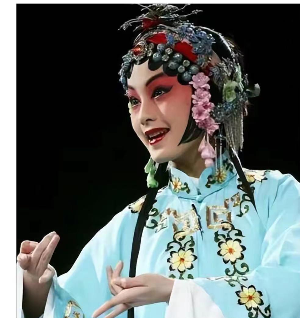 李沁:从昆曲到演艺圈 李沁是一位演技精湛的女演员,虽然她曾接受过