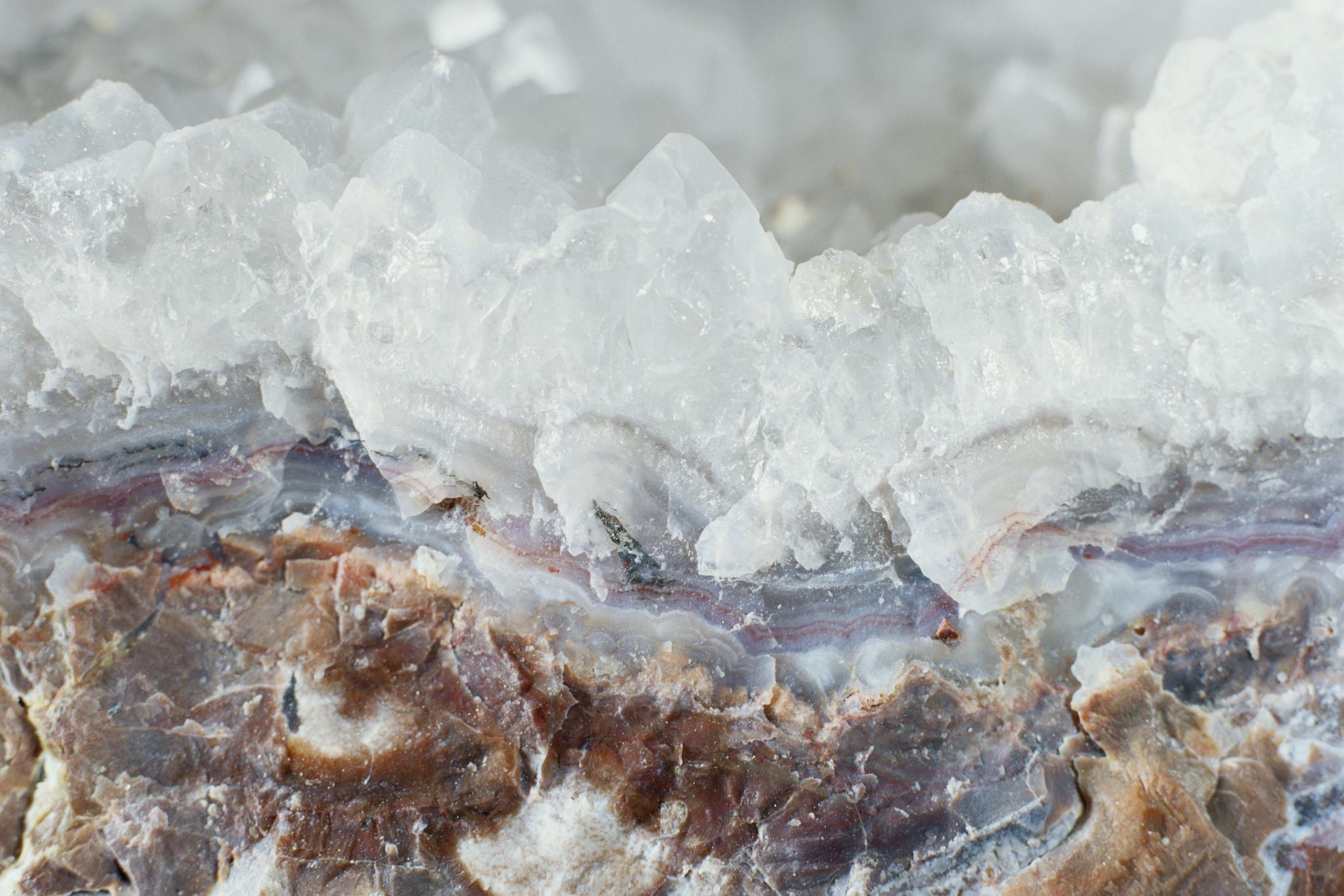 冰晶石的优势和应用 冰晶石(ice stone)通常是指一种由废弃的玻璃和