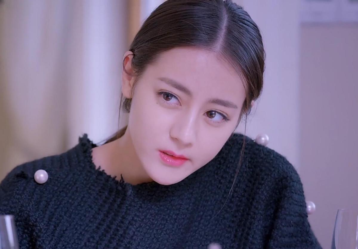 迪丽热巴:从绿叶到顶流 迪丽热巴凭借自己的努力考上了上海戏剧学院