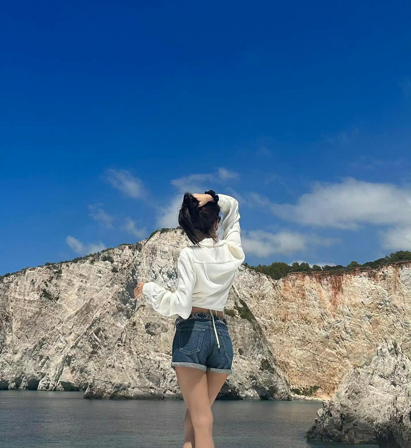 lisa的比基尼美照 lisa,blackpink的成员,拥有出色的舞蹈技巧和高挑的