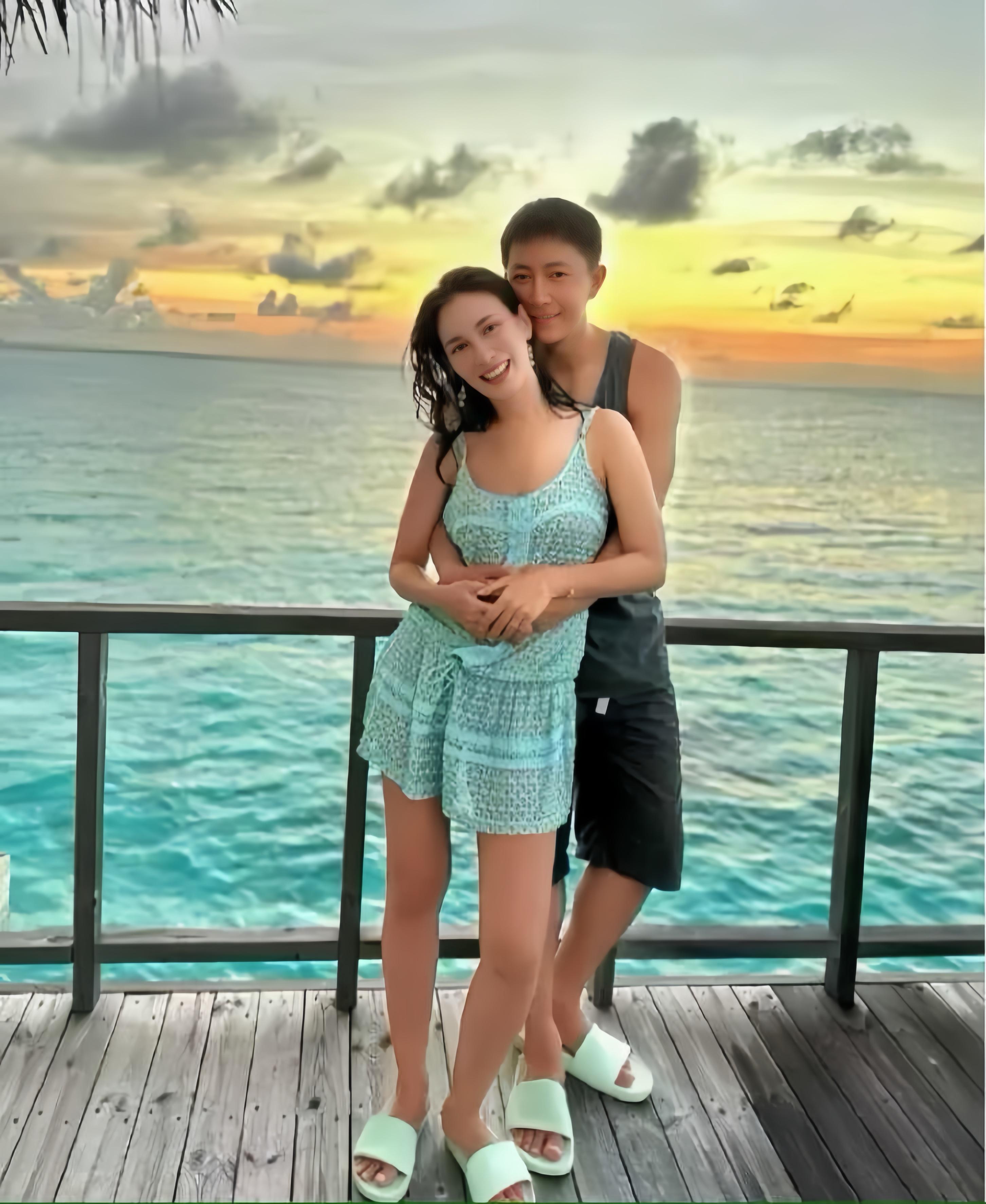 韩庚和卢靖姗的故事 韩庚和卢靖姗夫妇在马尔代夫度假,享受着悠闲的