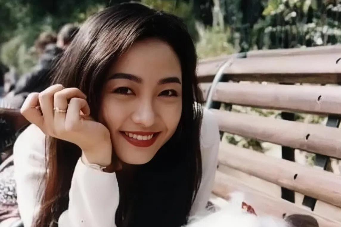 周星驰的御用女友杨玉梅 杨玉梅是一位鲜为人知的女神,她在许多电影