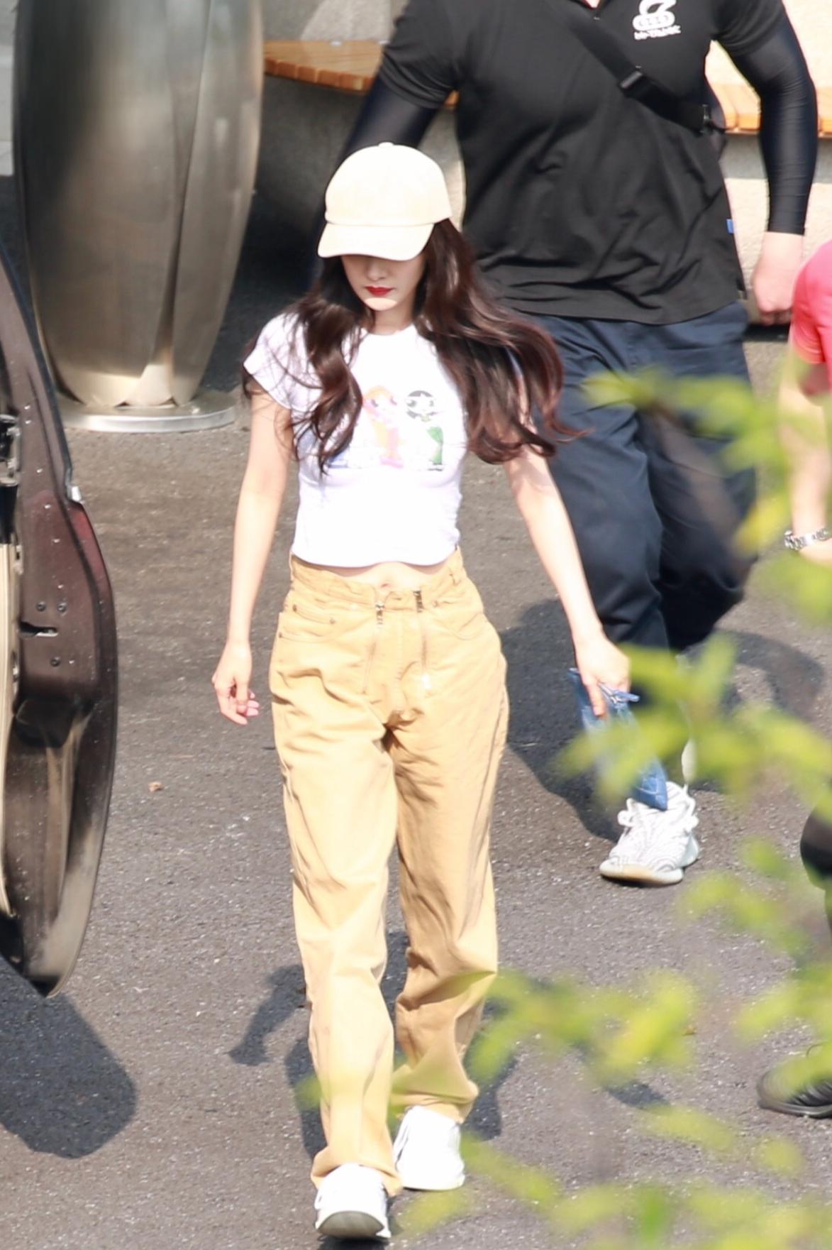 杨幂高温出行私服穿搭 杨幂高温出行私服穿搭以条纹t恤搭配工装裤为