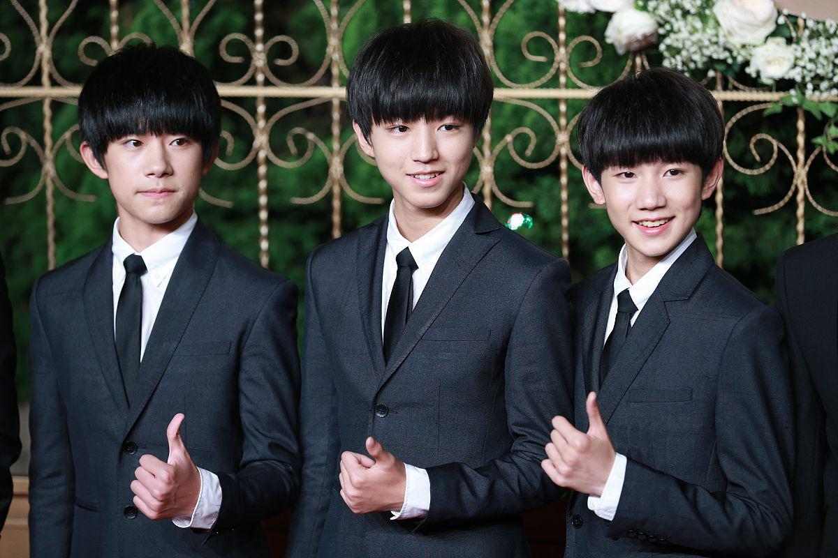 tfboys粉丝抢位置打架 近日在西安奥体中心体育场举行的tfboys"十年之