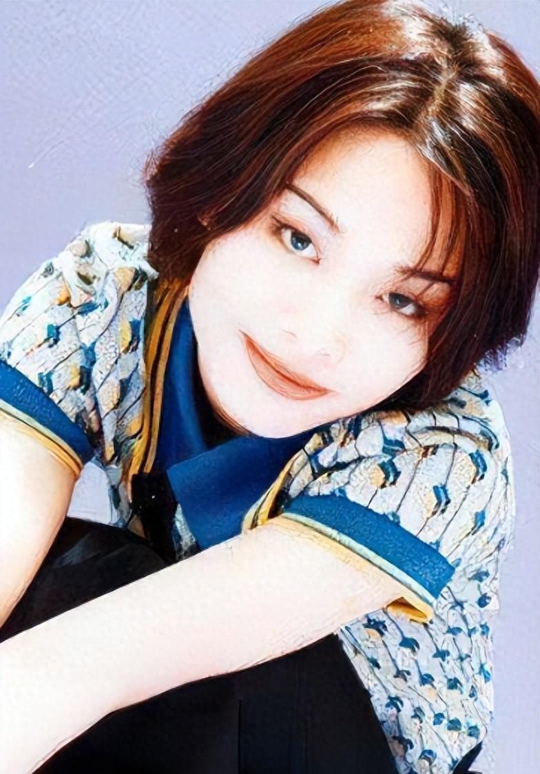 许美静:从精神病到重新崛起 许美静以一首《阳光总在风雨后》迅速走红