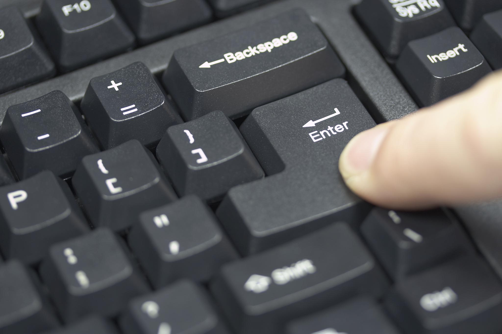 回车键的作用及功能 在标准的计算机键盘上,回车键通常是一个大而矩形