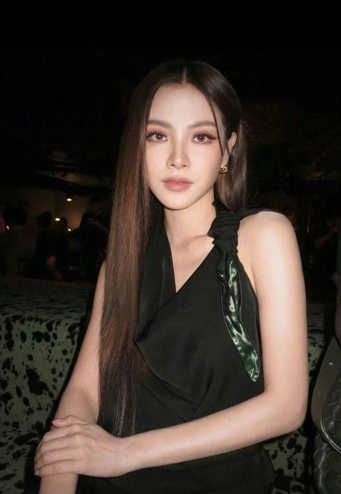 aom:泰国女演员 aom,全名平采娜·乐维瑟派布恩,1992