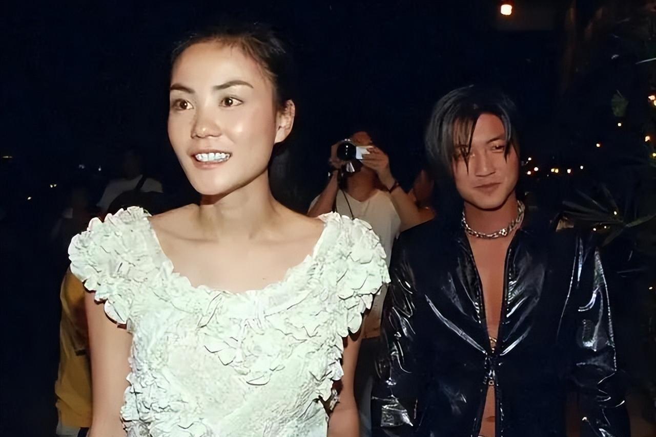 王菲:太红了 1994年,主持人问25岁王菲:"你目前的烦恼是什么?