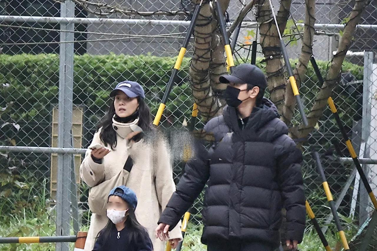 赵又廷女儿rhea在内地读书 赵又廷推着女儿的婴儿车,为自己的女儿仔细