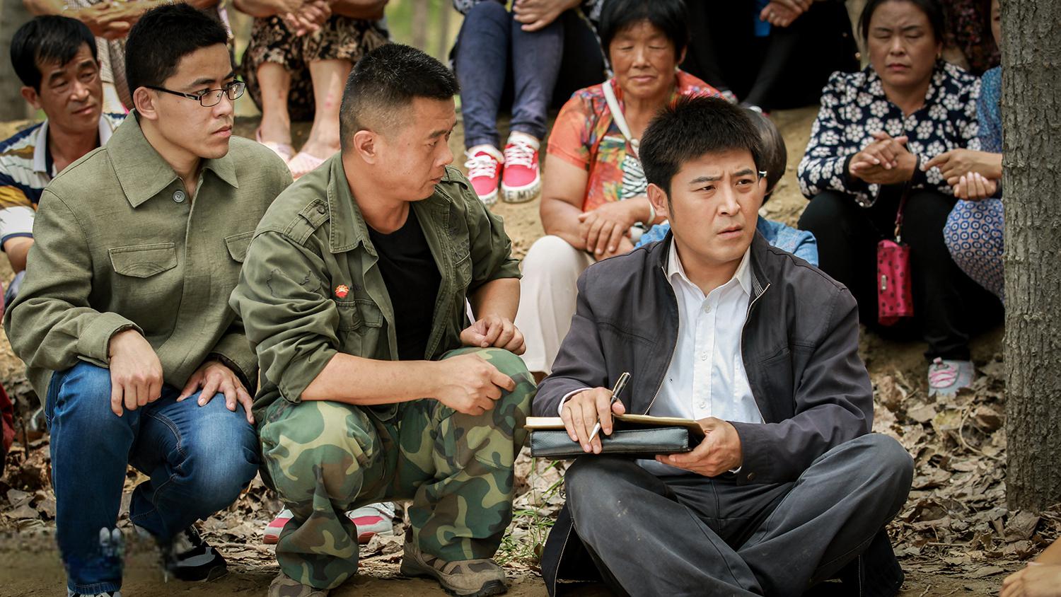 《啊,父老乡亲》:正义的呐喊 蔡小芹跪下恳求乡长王天生的一幕,是对