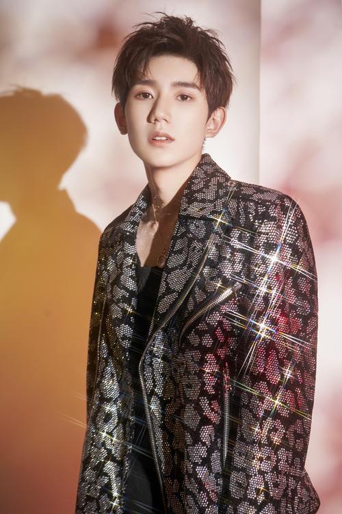 22岁王源恋情传闻升级 22岁的王源被曝与经纪人恋爱多年,时装周可见