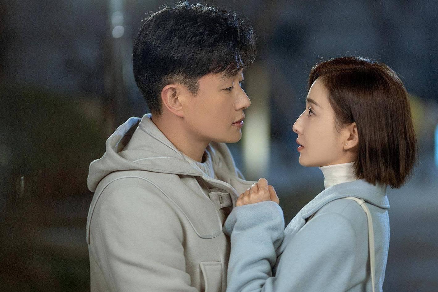 《爱的厘米》中,佟丽娅饰演的角色是关雨晴,一位女机长,与佟大为饰演